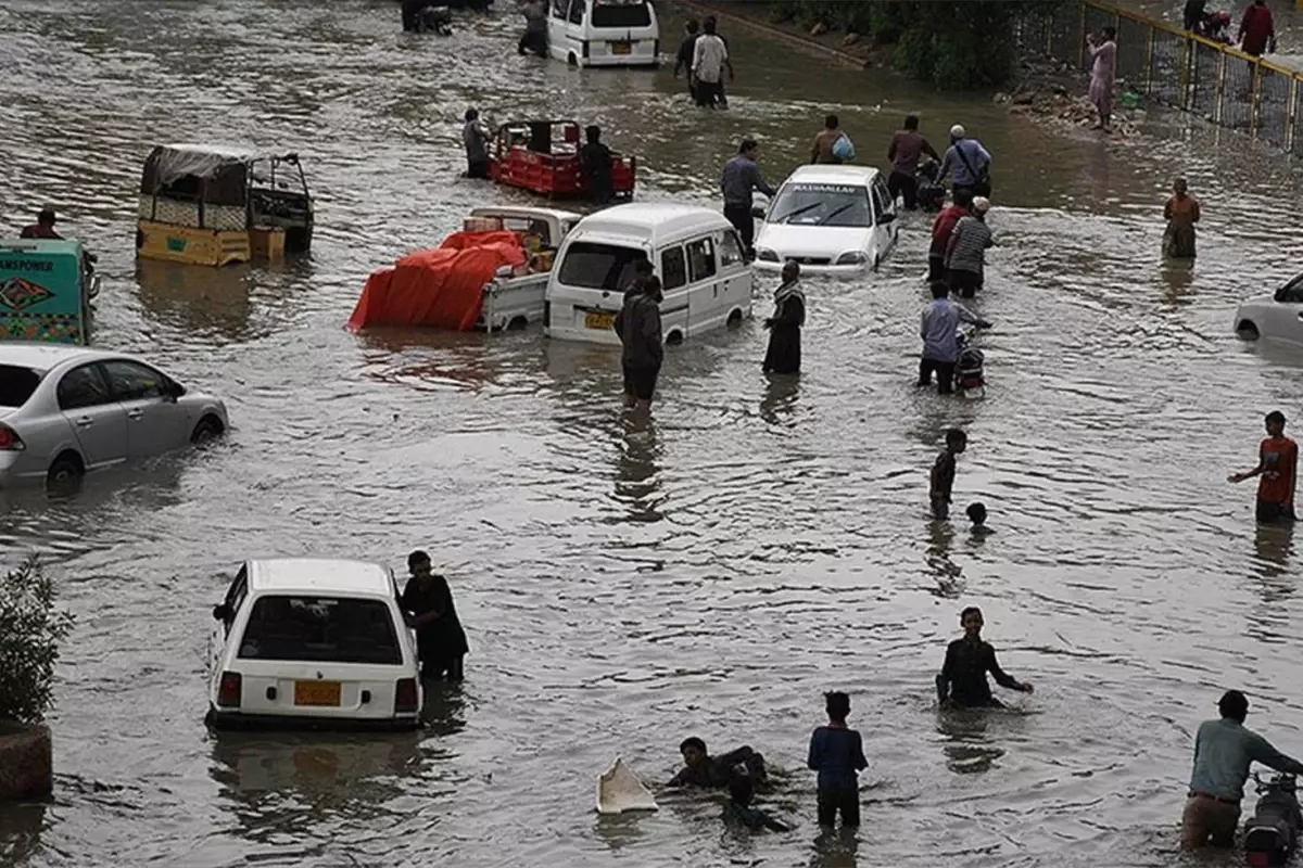Pakistan'da şiddetli fırtına! 10 kişi hayatını kaybetti, acil durum ilan edildi