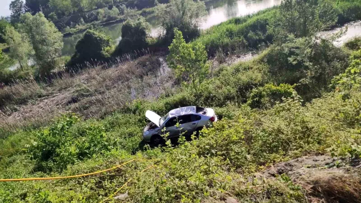 Samsun'da Kontrolden Çıkan Otomobil Şarampole Uçtu: 2 Yaralı