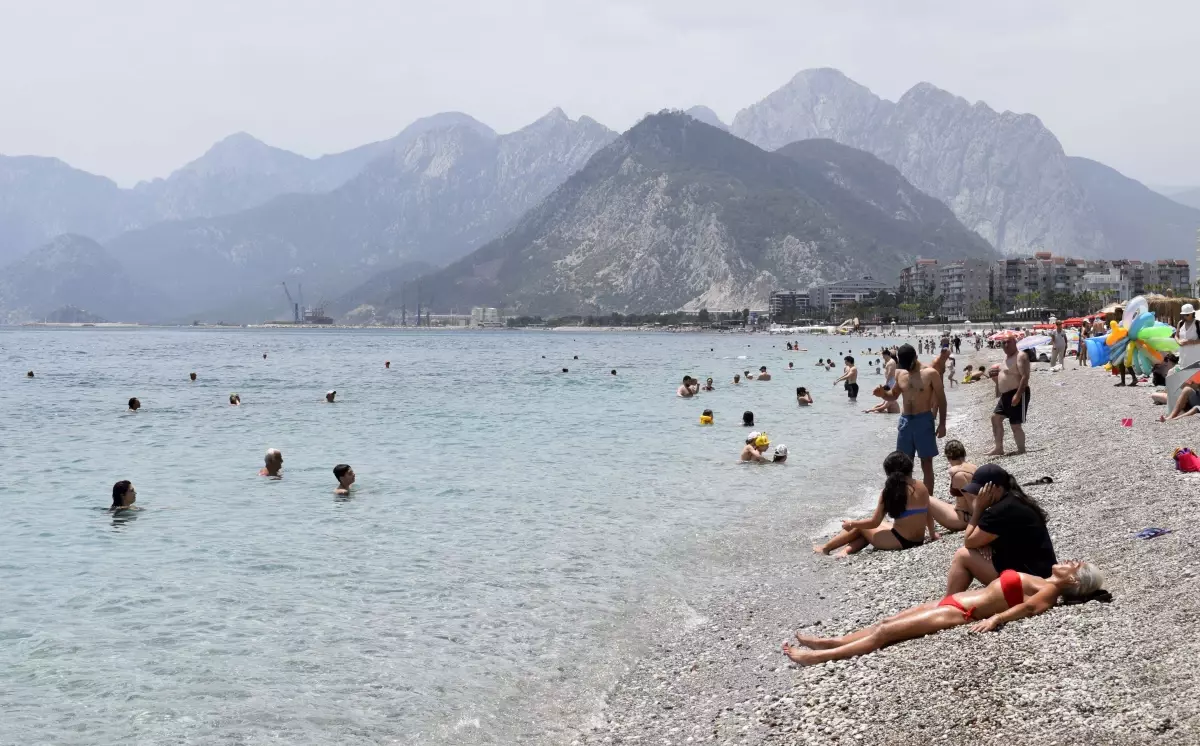 Antalya'da Sıcak Hava Dalga Halinde, Konyaaltı Sahili Dolup Taşdı