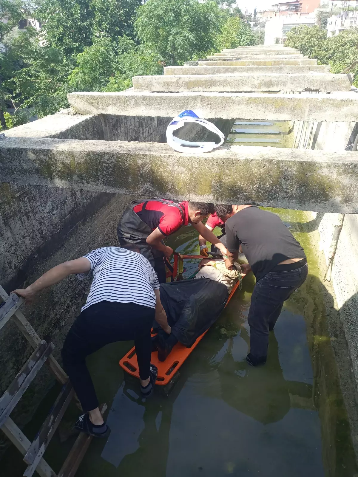 Mersin'de Sulama Kanalına Düşen Yaşlı Adam Kurtarıldı