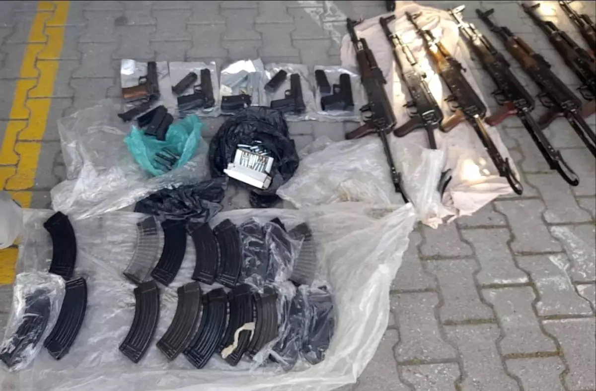 Diyarbakır'dan İstanbul'a Giden Kiralık Araçta Uyuşturucu ve Silah Ele Geçirildi