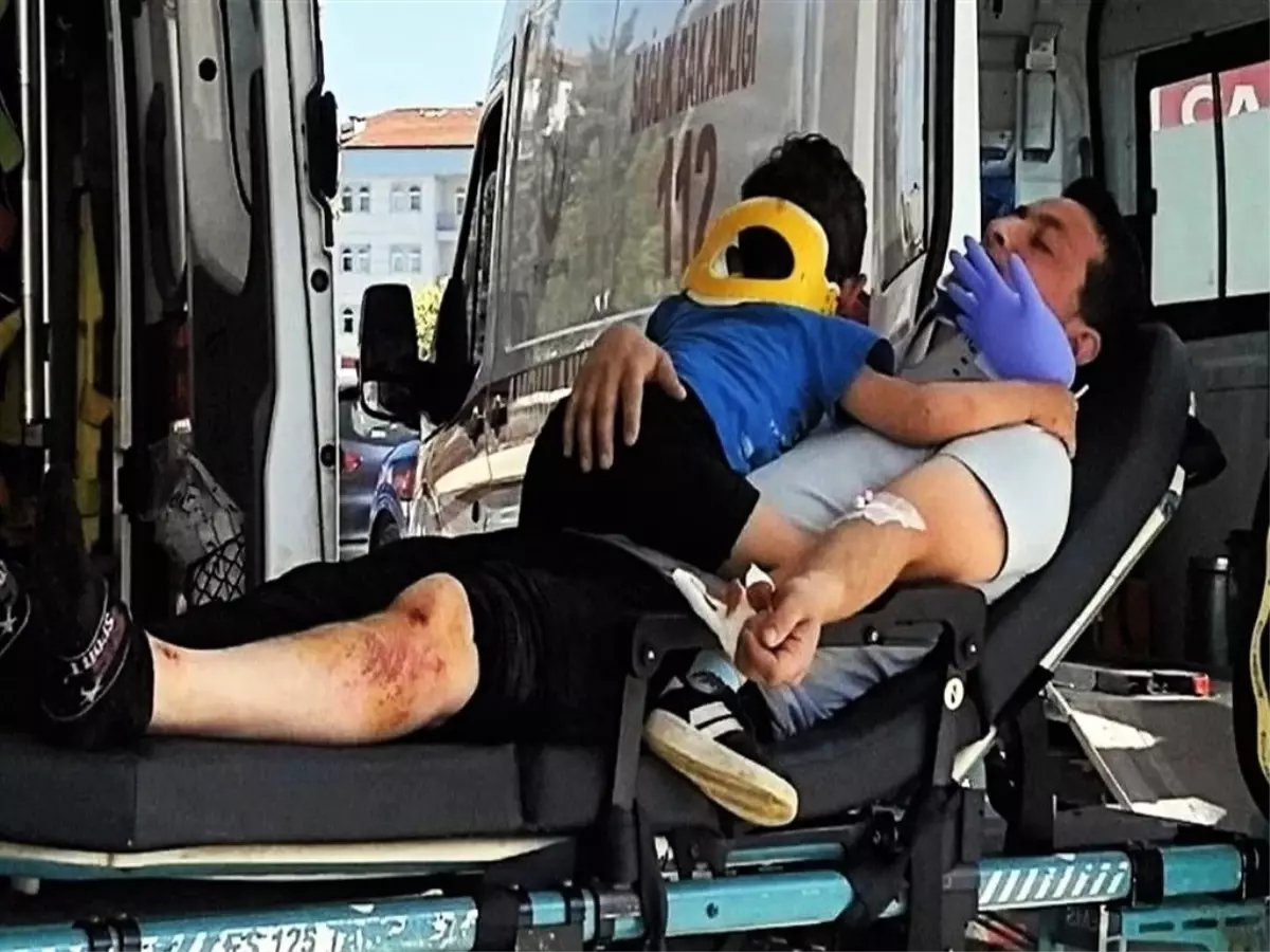 İnegöl'de Motosiklet Kazası: Baba ve İki Çocuk Yaralandı