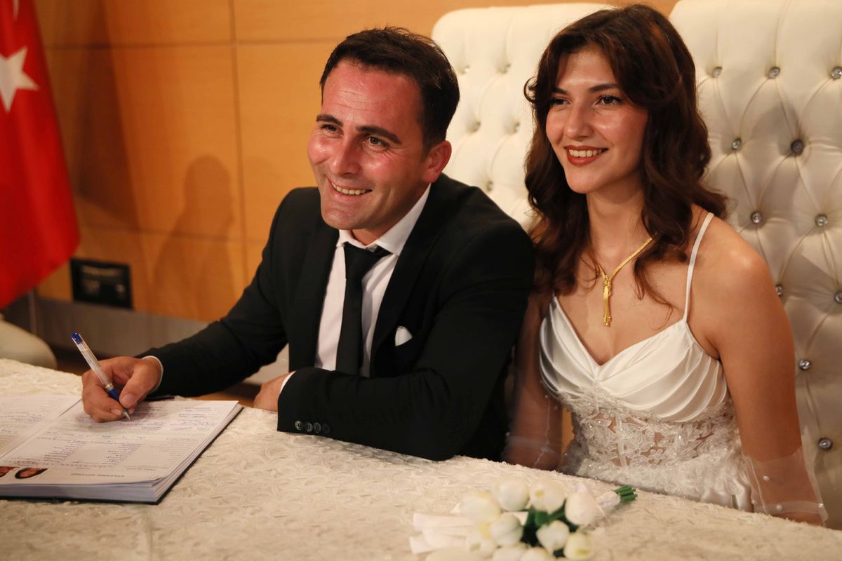 12 ay boyunca bugünü bekleyip nikah masasına oturdular