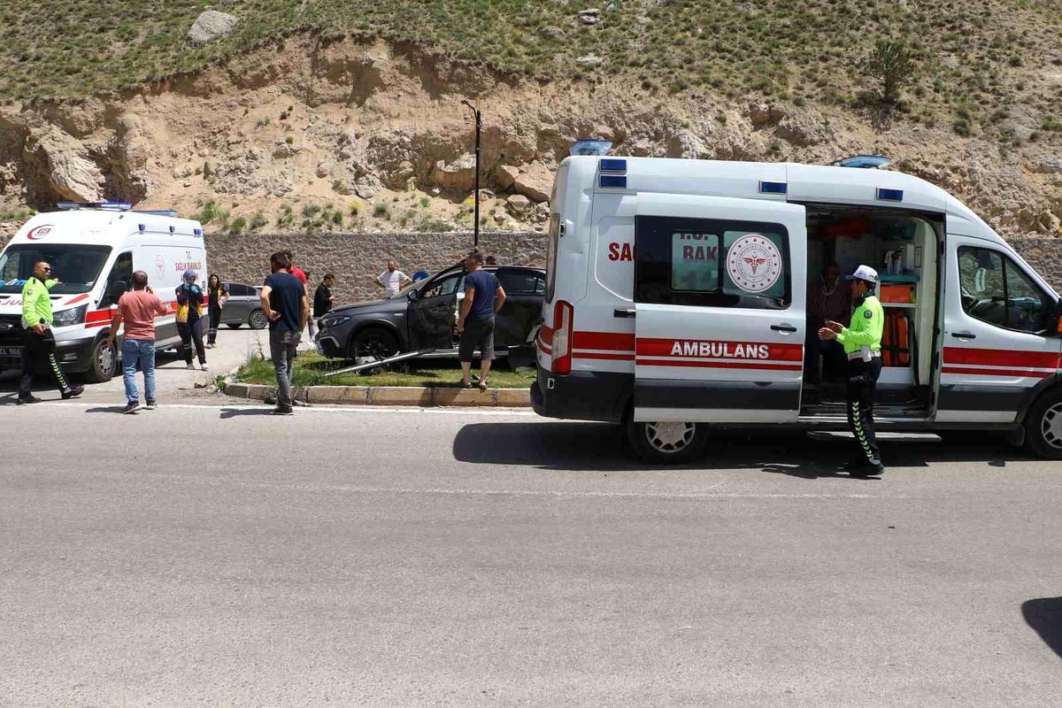 2 araç kavşakta çarpıştı, 3'ü çocuk 6 kişi yaralandı