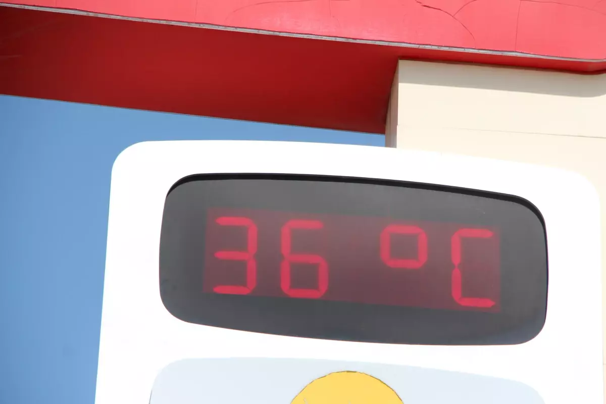 Adana Sıcaklık Rekoru: Gençler Sulama Kanalında Serinliyor