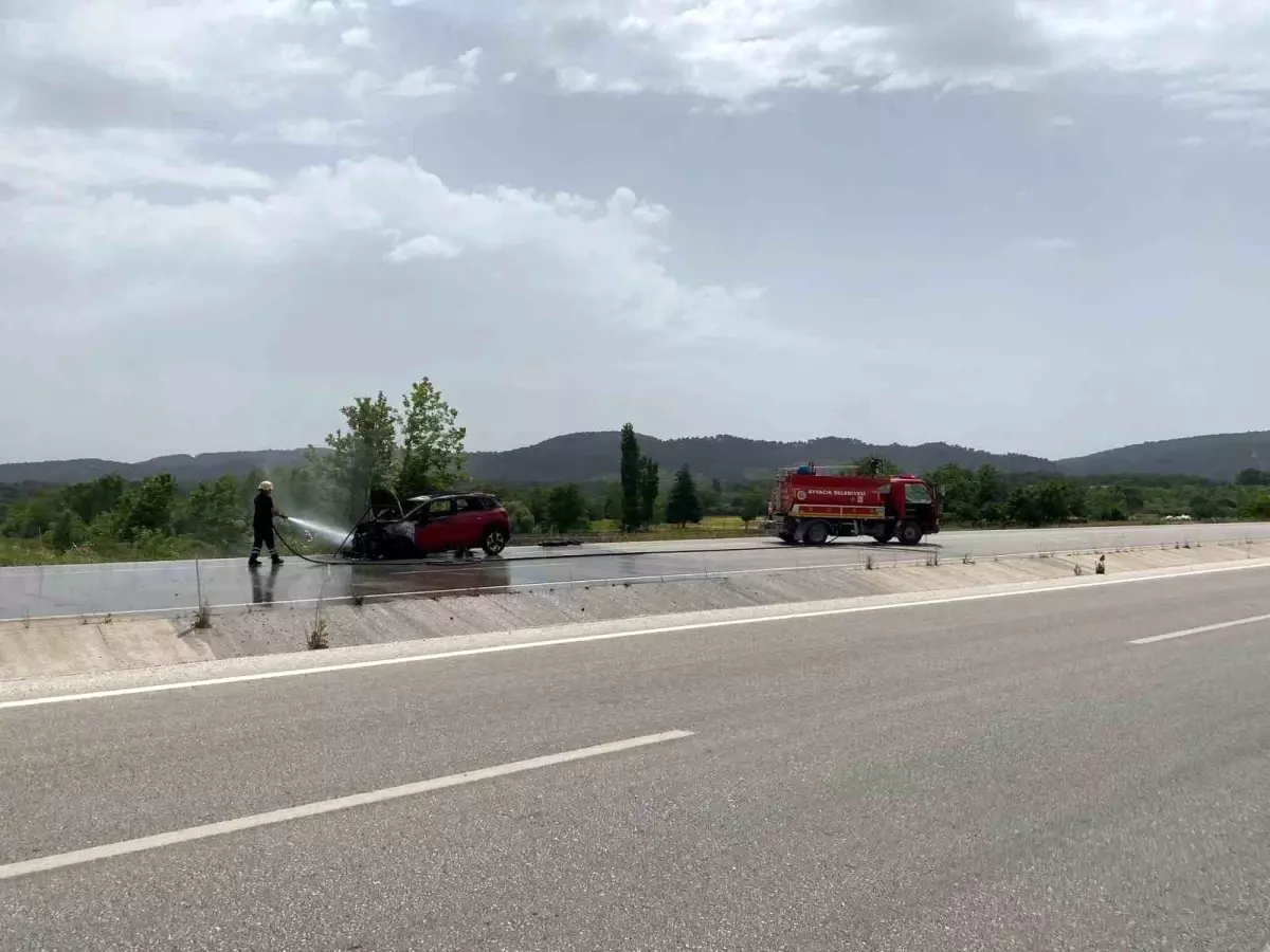 Çanakkale'de Seyir Halindeki Otomobil Yandı