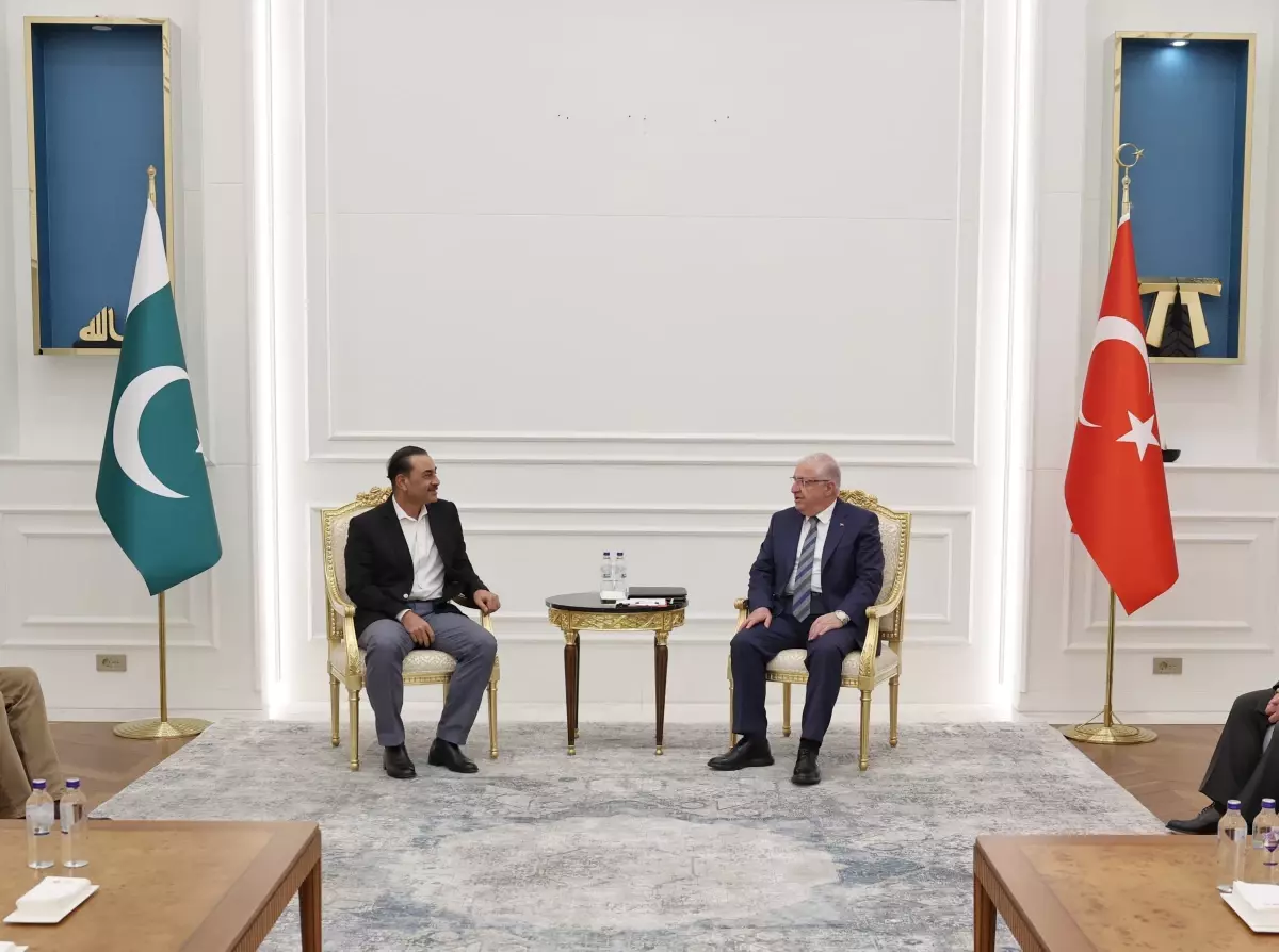 Milli Savunma Bakanı Güler, Pakistan Kara Kuvvetleri Komutanı ile Görüştü