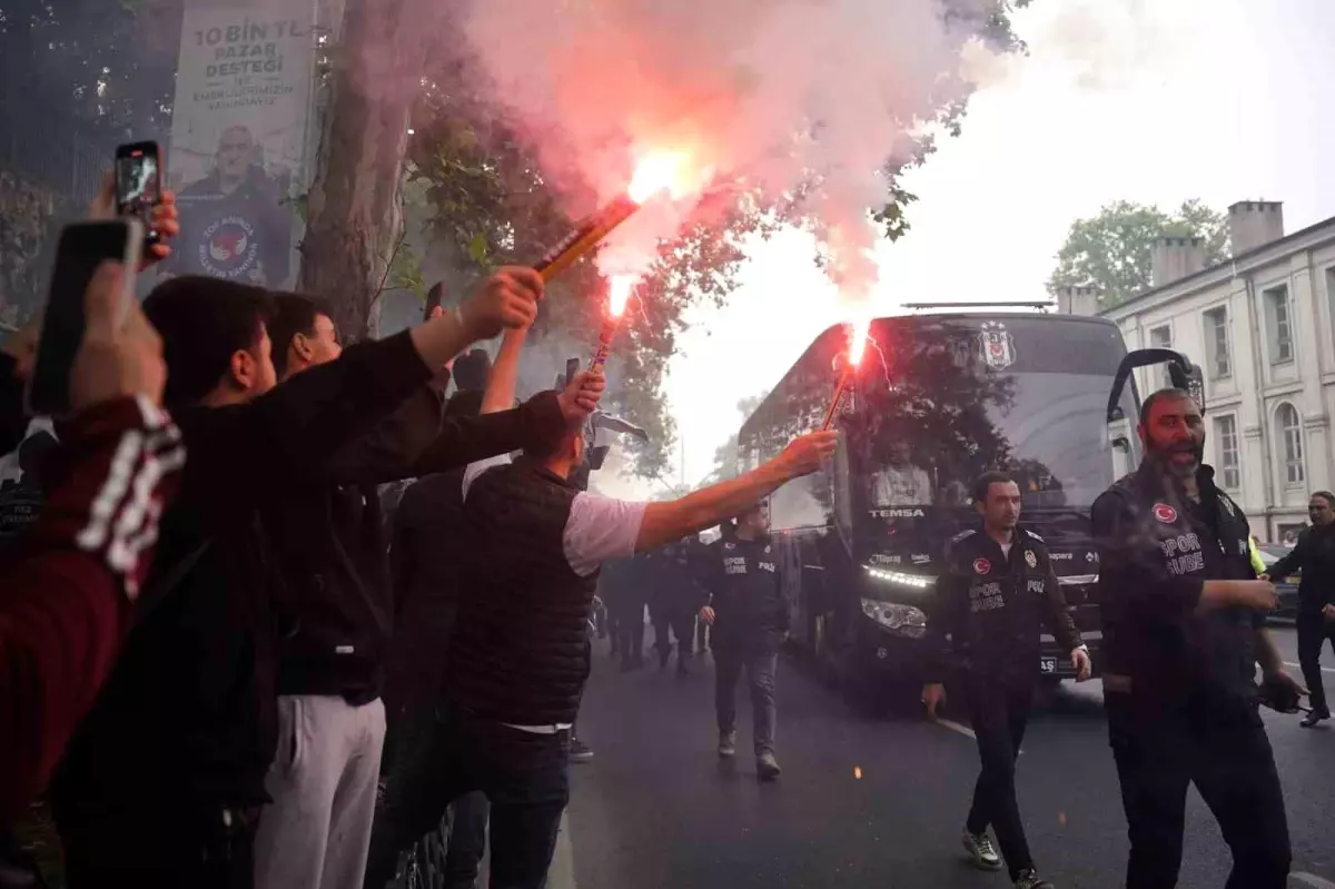 Beşiktaş Taraftarından Şampiyon Gibi Karşılama