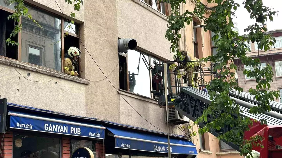 İstanbul Beyoğlu'nda Yangın: 2 Kişi Kurtarıldı