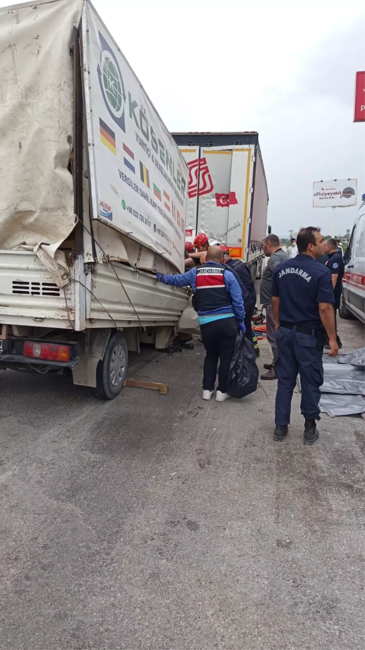 Karacabey'de Kamyonet Kazası: 2 Kişi Hayatını Kaybetti