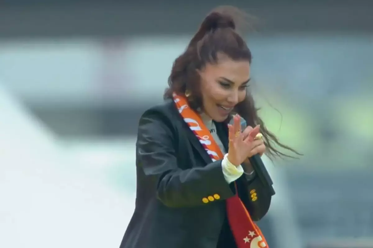 Ebru Yaşar, yüz binlerce Galatasaray taraftarını ''Affet'' ile coşturdu