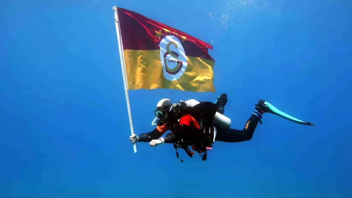 Fethiye'de Dalgıçlar Su Altında Galatasaray'ın Şampiyonluğunu Kutladı
