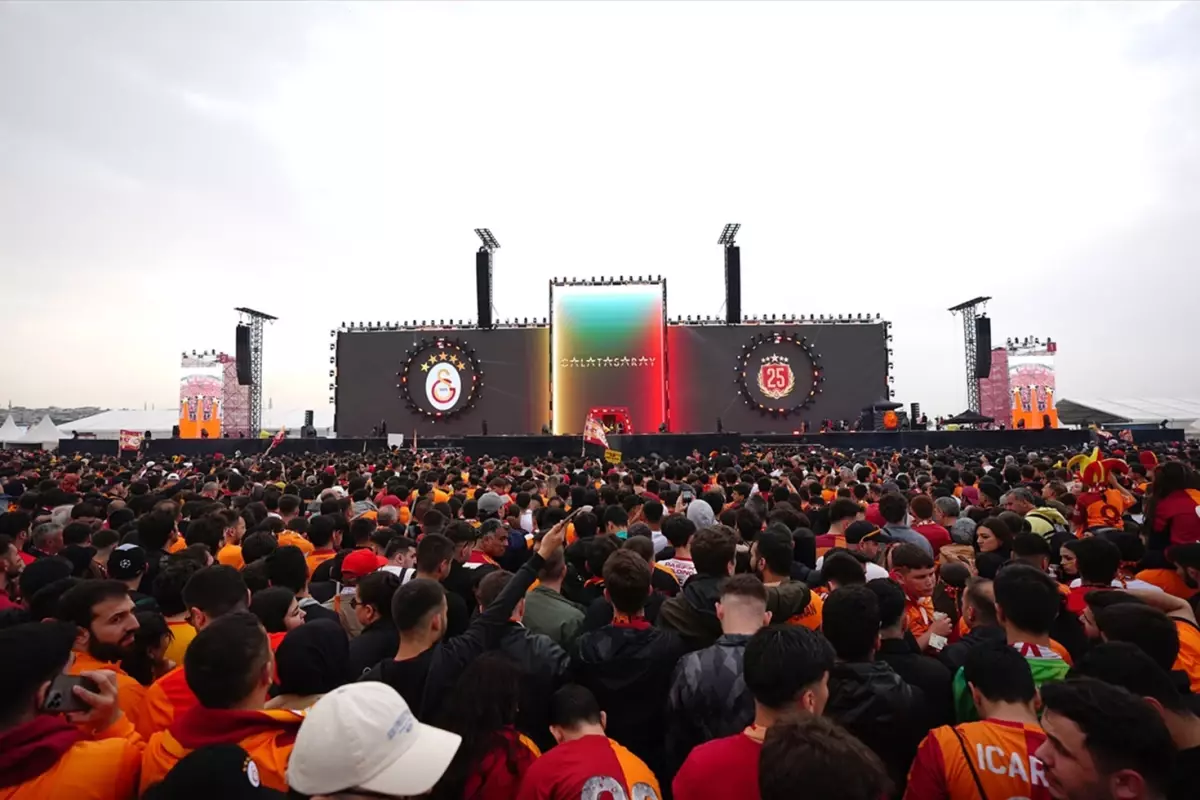 Galatasaray taraftarı Yenikapı'ya akın etti! 17:00 itibariyle güncel taraftar sayısı açıklandı