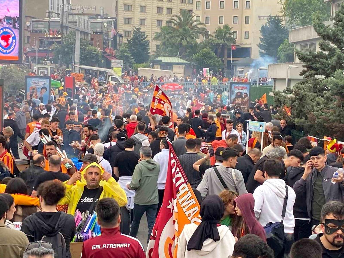 Galatasaraylı Taraftarlar Yenikapı'da Şampiyonluk Kutlamalarına Akın Etti