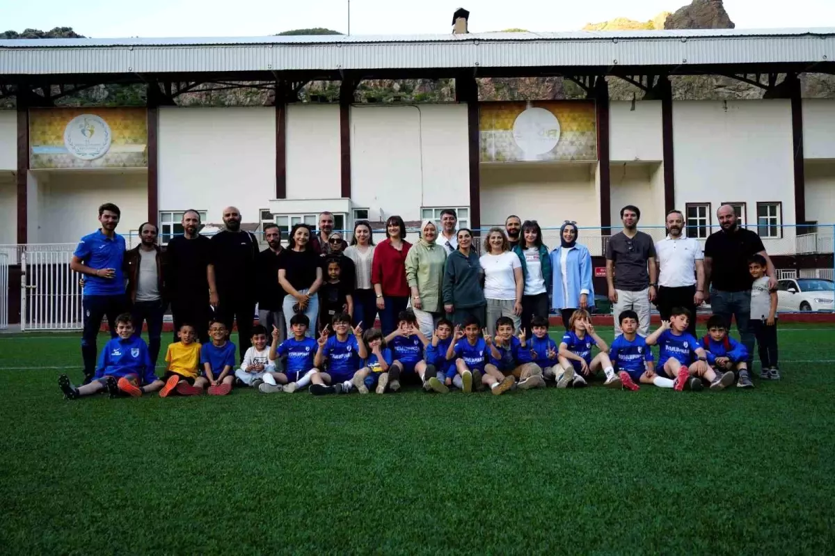 Gümüşhane'de Annelerin Futbol Sevgisi