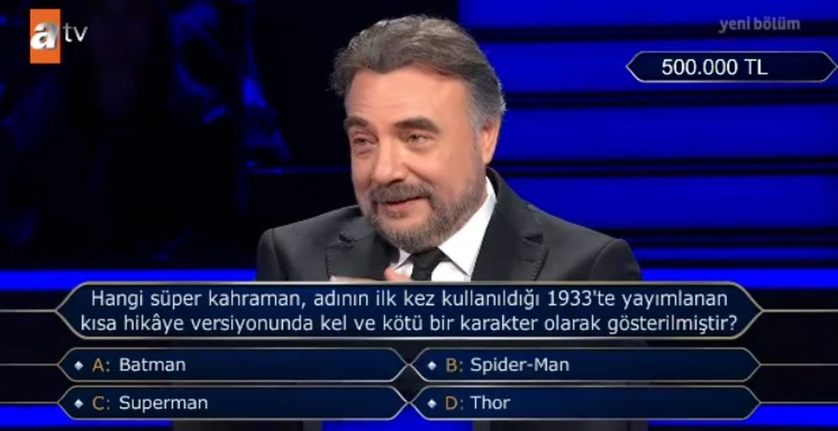 Hangi süper kahraman, adının ilk kez kullanıldığı 1933'te yayımlanan kisa hikâye versiyonunda kel ve kötü bir karakter olarak gösterilmiştir?