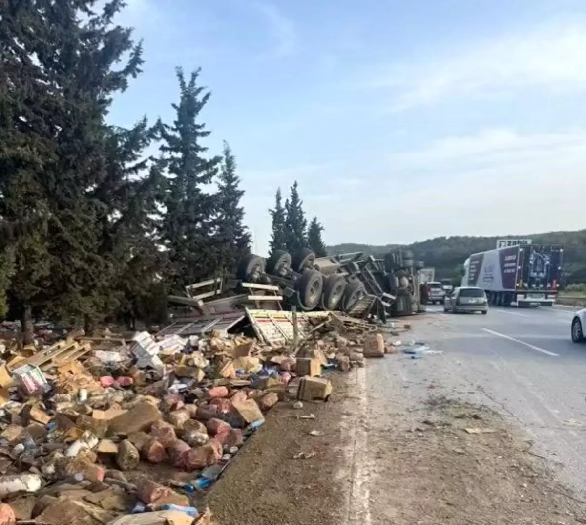 Mersin'de Tır ve Otomobil Çarpıştı, Otoyol Savaş Alanına Döndü