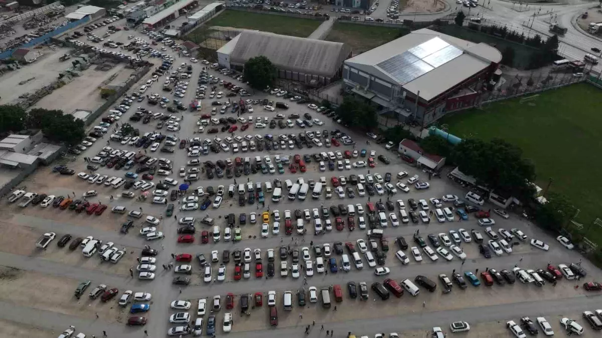 Bursa'da İkinci El Otomobil Pazarında Bayram Hareketliliği