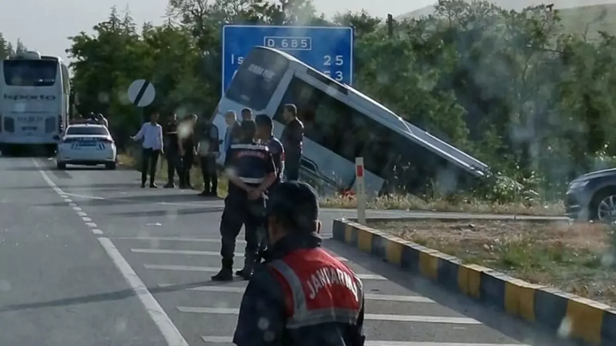 Isparta'da tur otobüsü şarampole düştü: 16 yaralı