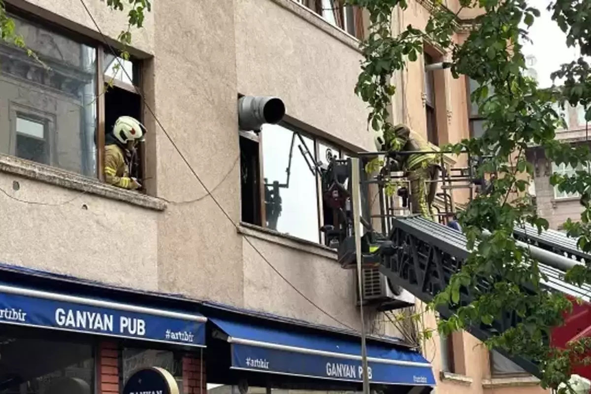 İstanbul'da korkutan yangın! Mahsur kalan iki kişi itfaiye tarafından kurtarıldı