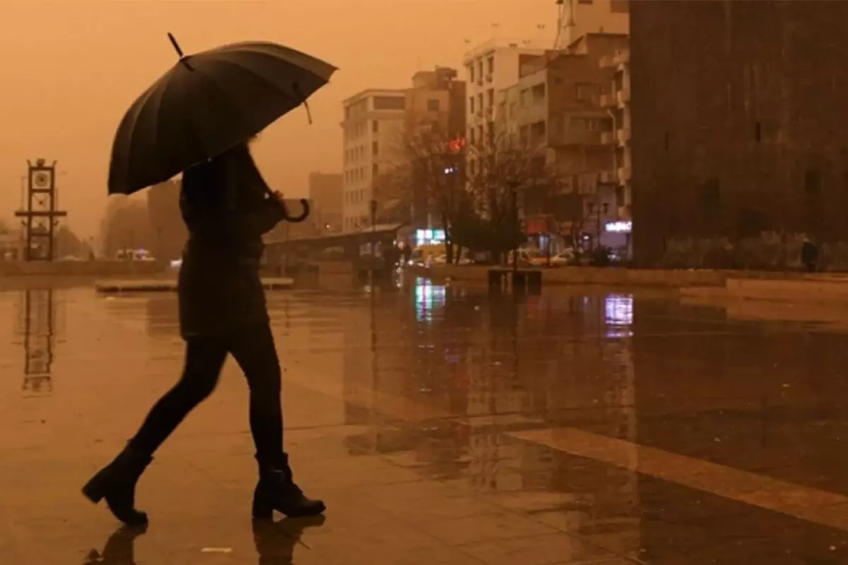 İstanbul için çamurlu sağanak yağış ve toz uyarısı