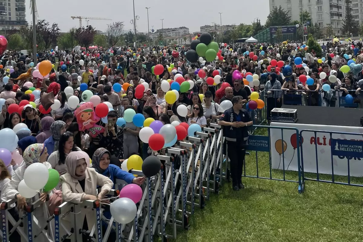 Kanseri yenen Ali Asaf için binlerce balon gökyüzüne bırakıldı