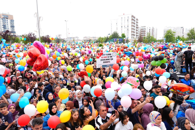 Kanseri yenen Ali Asaf için binlerce balon gökyüzüne bırakıldı