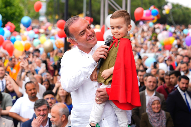 Kanseri yenen Ali Asaf için binlerce balon gökyüzüne bırakıldı