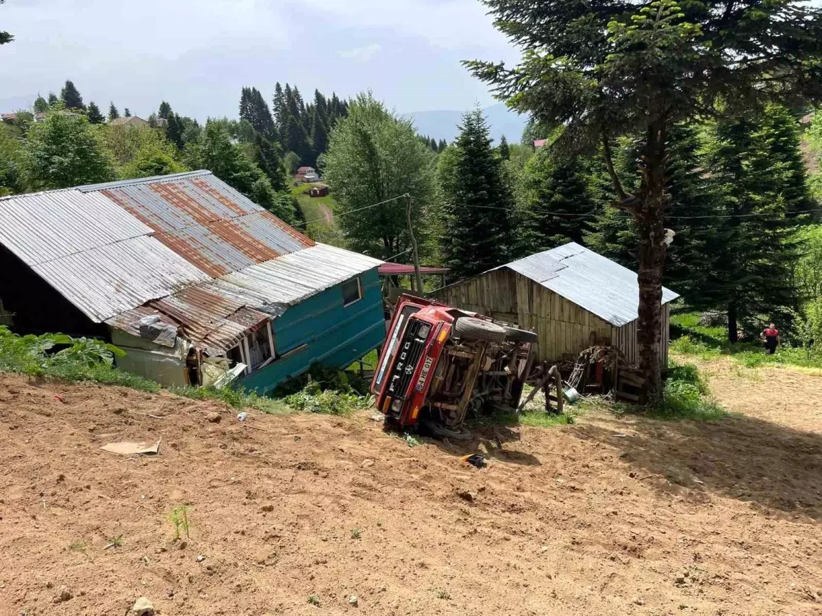 Sakarya'da Kamyonet Devrildi: 1 Ölü, 1 Yaralı