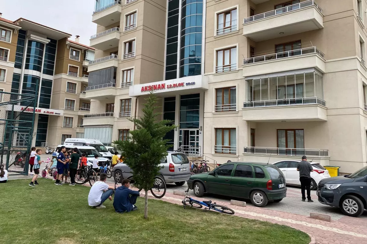 Çocuklarının gözü önünde eşini öldürüp başında bekledi