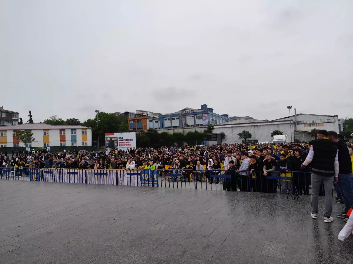 Fenerbahçe Beko'nun Final Maçı Küçükçekmece'de Açık Havada İzlendi