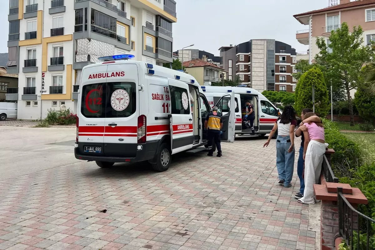 Liseli kızların sosyal medya kavgasında araya giren 2 kız bıçaklandı