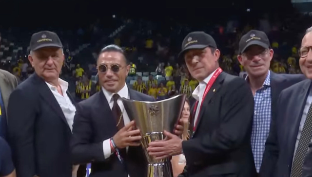 Nusret, once again at Fenerbahçe's trophy ceremony