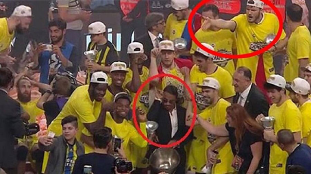 Nusret, once again at Fenerbahçe's trophy ceremony