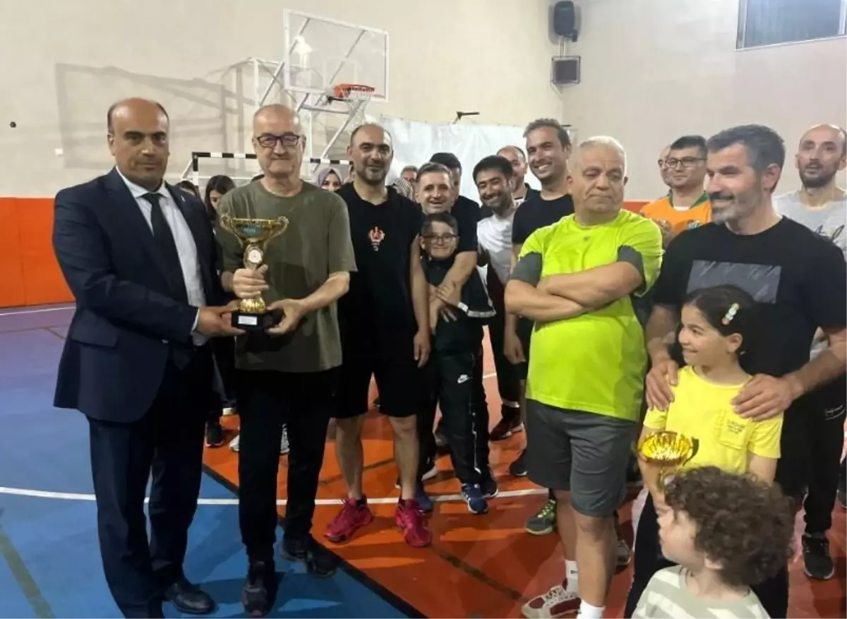 Öğretmenler arası voleybol turnuvası Tavşanlı'da sona erdi