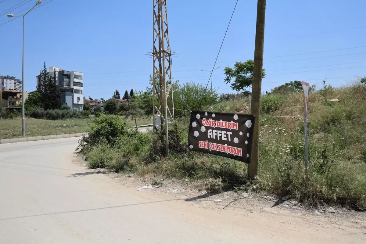 Sokağa 'Özür dilerim, seni seviyorum' pankartı astılar, görenler aynı yorumu yaptı