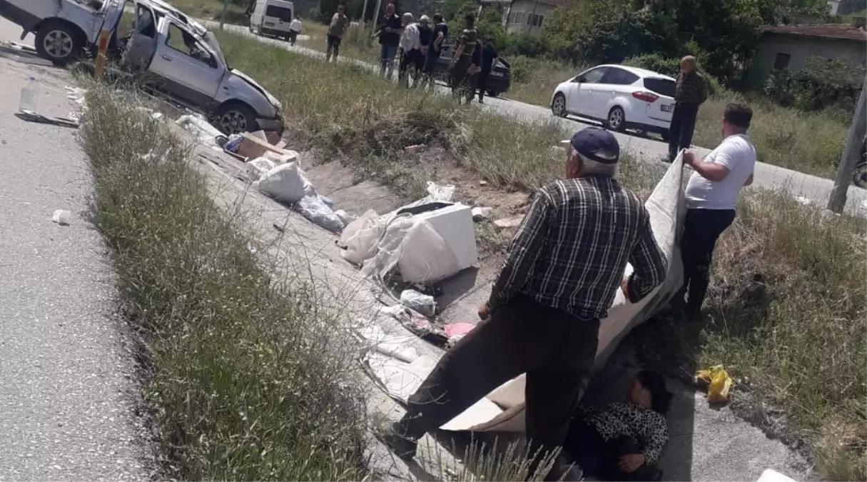 Osmancık'ta Hafif Ticari Araç Devrildi: 4 Yaralı