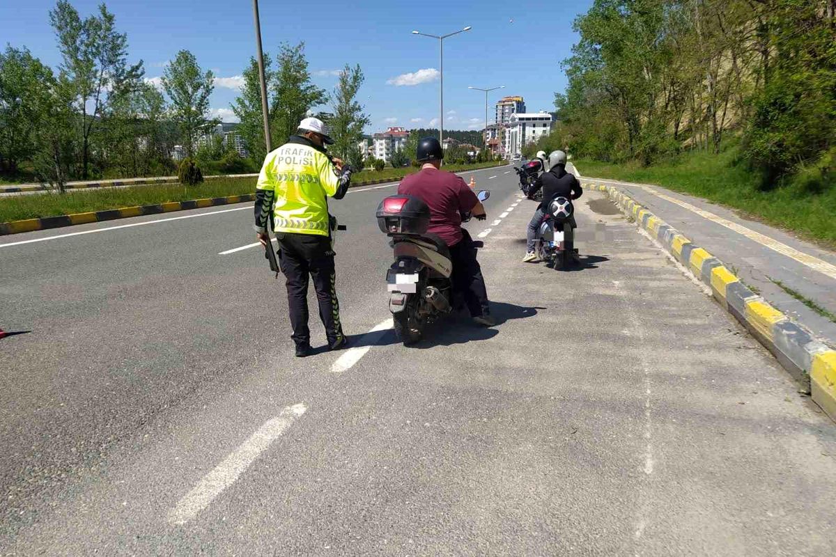 Kastamonu'da Motosiklet Sürücüsünün Tehlikeli Hareketleri Vatandaşlardan Tepki Çekti
