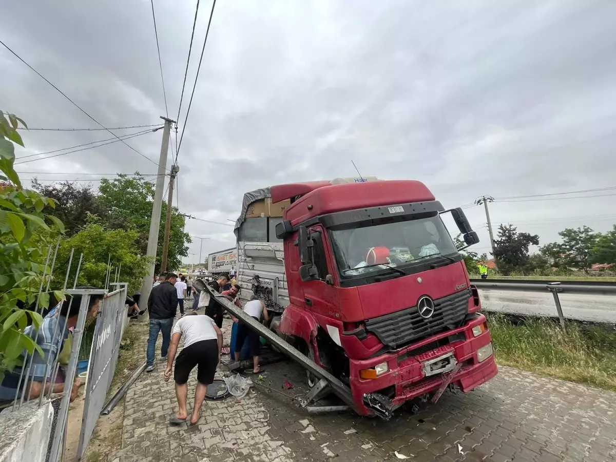 Manisa'da Tır Kazası: Sürücü Kurtuldu, Yol Aksadı