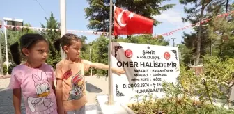 15 Temmuz kahramanı şehit Ömer Halisdemir'in kabrinde yoğunluk yaşanıyor