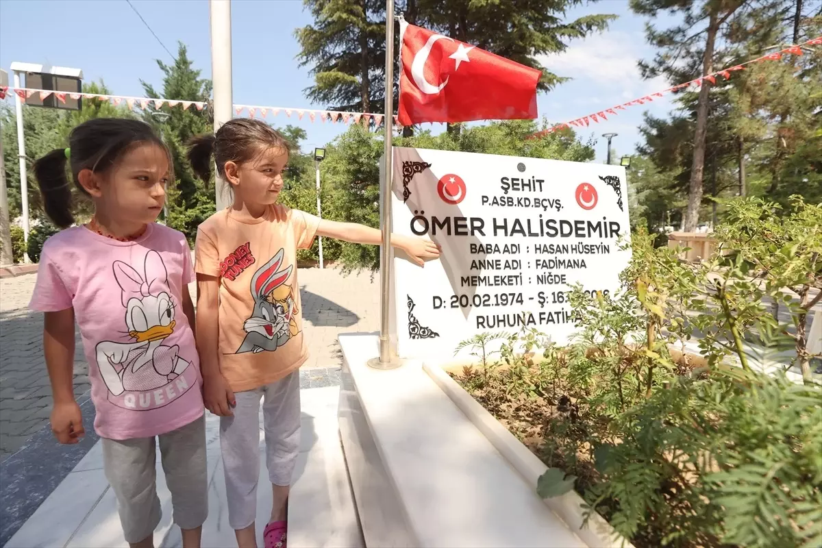 15 Temmuz kahramanı şehit Ömer Halisdemir'in kabrinde yoğunluk yaşanıyor