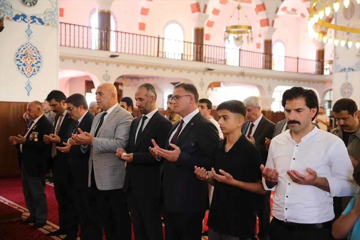 15 Temmuz şehidi özel harekat polisi Halil Hamuryen kabri başında anıldı