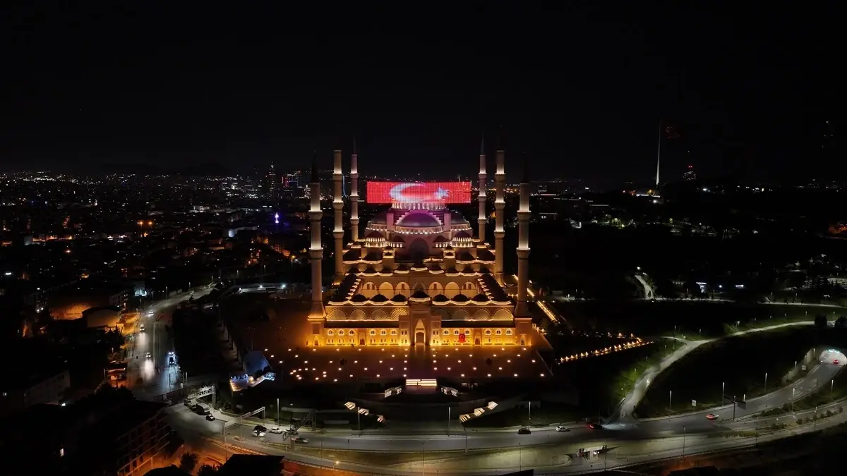 FETÖ’nün Darbe Girişiminin 9. Yıldönümünde İstanbul'da Sela Okundu