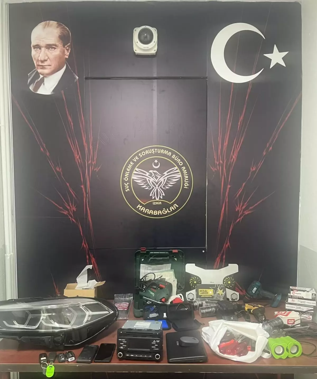 İzmir'de 3 İş Yerinden Hırsızlık Yapan 2 Şüpheli Yakalandı
