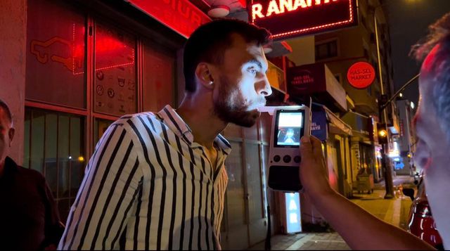 4 kez alkolmetreye üflemedi, yetmedi kaçmaya çalıştı, polisin bir sözüyle geri döndü