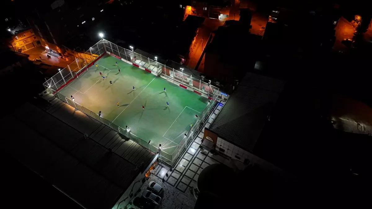 Adana'da Çatıdaki Halı Saha: Serin Havada Futbol Keyfi