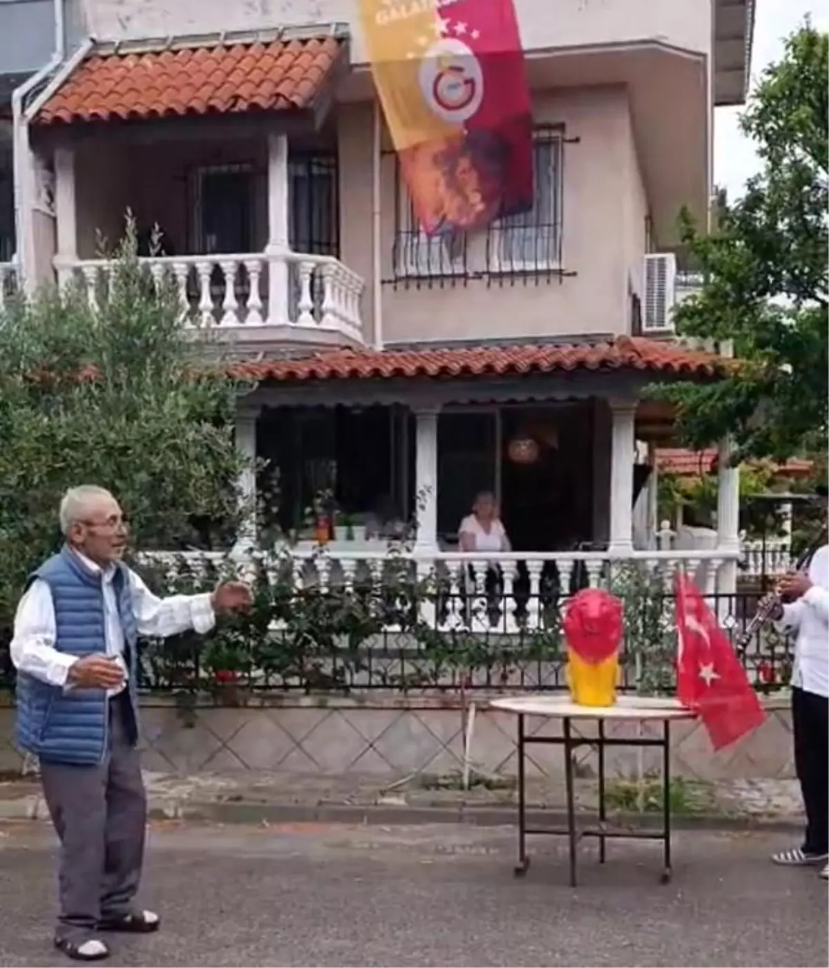 84 Yaşındaki Ahmet Dede'den Galatasaray Şampiyonluğuna Coşkulu Kutlama