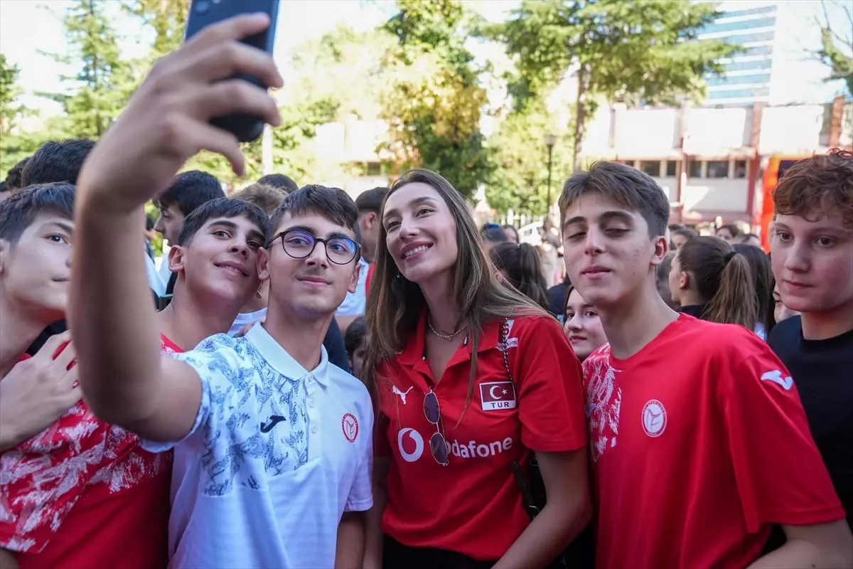 A Milli Kadın Voleybol Takımı'na Gümüş Madalya Sevinci
