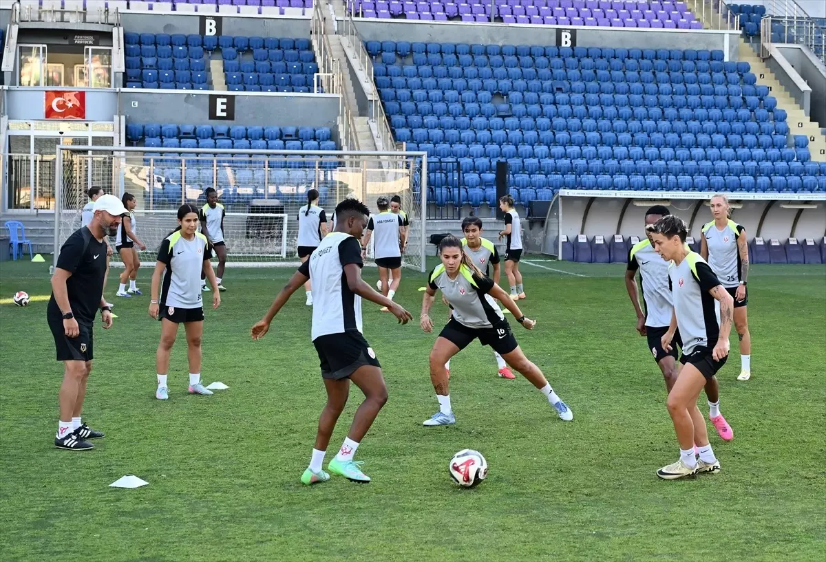 FOMGET Kadın Futbol Takımı Şampiyonlar Ligi Hazırlıklarına Devam Ediyor