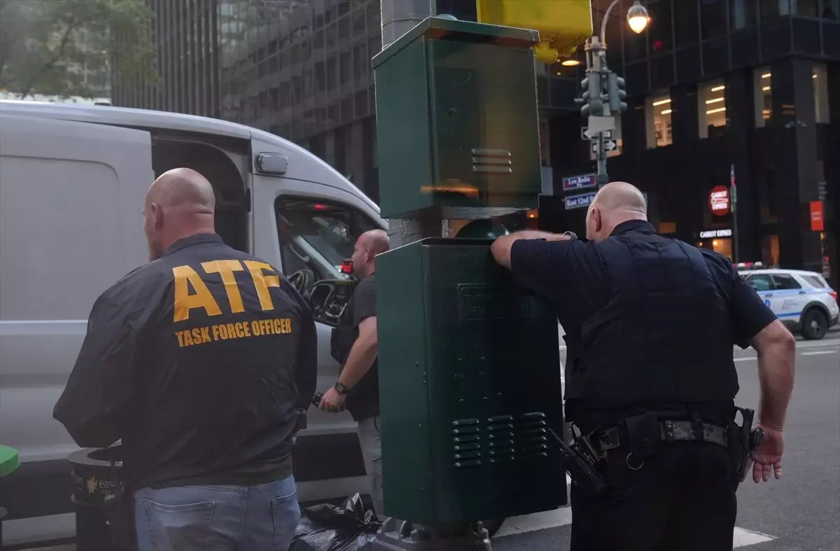 New York'ta Silahlı Saldırı: 2 Yaralı, 1'i Polis Memuru